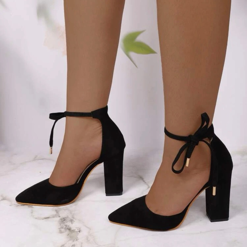 Black pumps